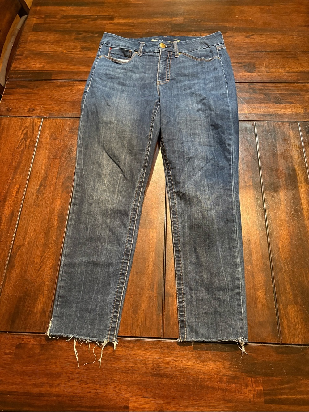 Seven7 Women’s ankle jeans in size 12 with frayed hem